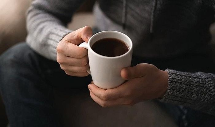 Nếu một người chưa từng uống cà phê nhưng vẫn duy trì được thể trạng tốt, ngủ ngon và tỉnh táo vào ban ngày thì không cần thiết phải tập uống. Ảnh minh họa