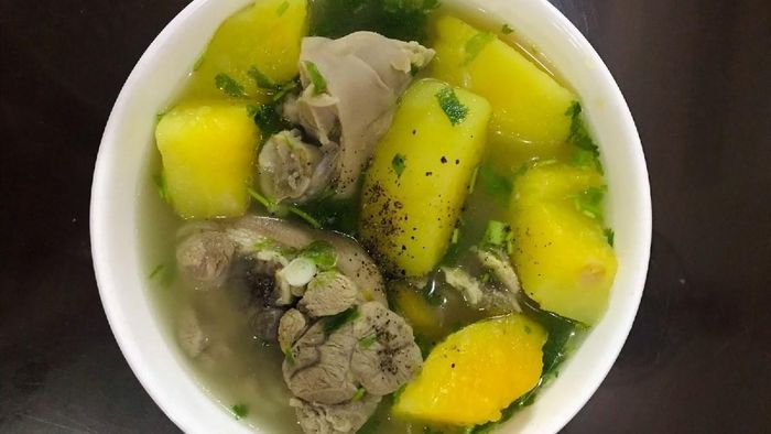 Canh đu đủ hầm móng giò – làn da căng mịn tự nhiên.