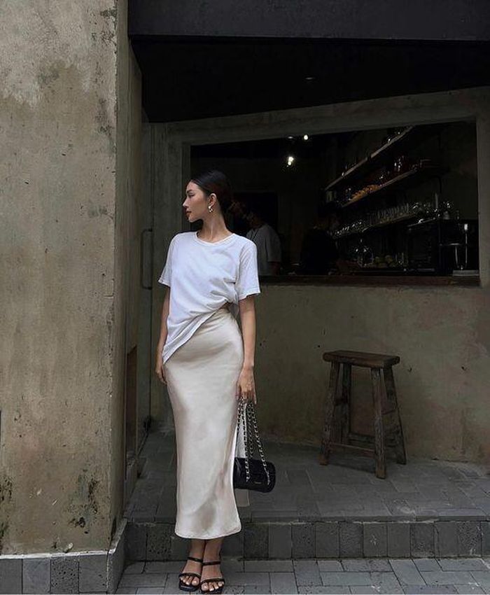 Chân váy lụa mix áo thun là công thức phối đồ kinh điển giúp cân bằng hoàn hảo giữa nét sang trọng, mềm mại của lụa và sự năng động, trẻ trung.