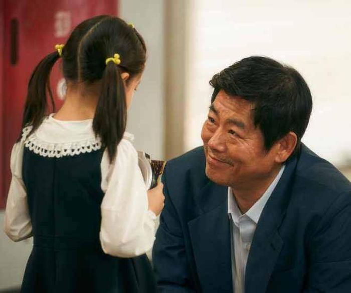 Cuối tuần nào rảnh, chồng cũ cũng đón con đi chơi. (Ảnh minh họa)