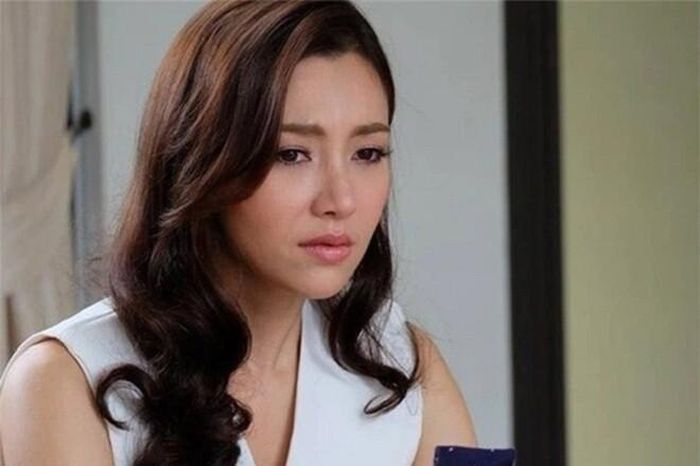 Đọc tin nhắn chồng cũ gửi, tôi ngẩn người vài giây. (Ảnh minh họa)