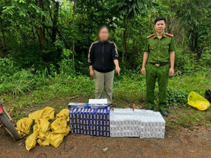 Đối tượng cùng tang vật thuốc lá lậu bị bắt quả tang