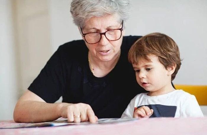 Trông 2 cháu suốt mùa hè, người đàn ông U70 nảy sinh ý định đòi tiền công. Ảnh minh họa 