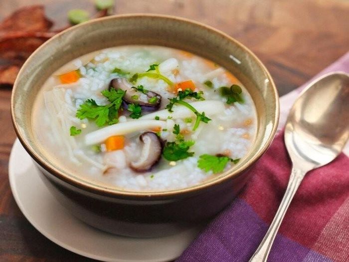Nấm giàu chất xơ, protein thực vật và có lượng chất béo rất thấp. Khi bổ sung vào thực đơn, nấm giúp kéo dài cảm giác no, hạn chế ăn quá mức. Ngoài ra, các vitamin nhóm B và khoáng chất trong nấm còn góp phần hỗ trợ trao đổi chất, giúp cơ thể đốt cháy năng lượng hiệu quả hơn.