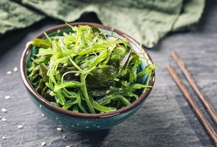 Rong biển là thực phẩm ít calo nhưng giàu chất xơ và khoáng chất. Nhờ khả năng tạo cảm giác no lâu, rong biển giúp kiểm soát cơn thèm ăn hiệu quả. Bên cạnh đó, các hợp chất chống oxy hóa trong rong biển còn hỗ trợ quá trình trao đổi chất và giảm tích tụ mỡ thừa.