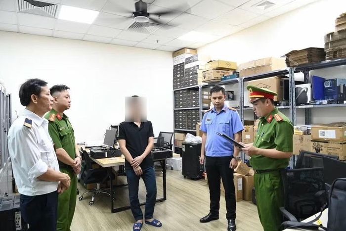 Cơ quan điều tra thi hành lệnh khám xét khẩn cấp nơi làm việc đối với Khuất Tiến Minh, Giám đốc Công ty TNHH Một thành viên Giải pháp công nghệ Tek-solution.