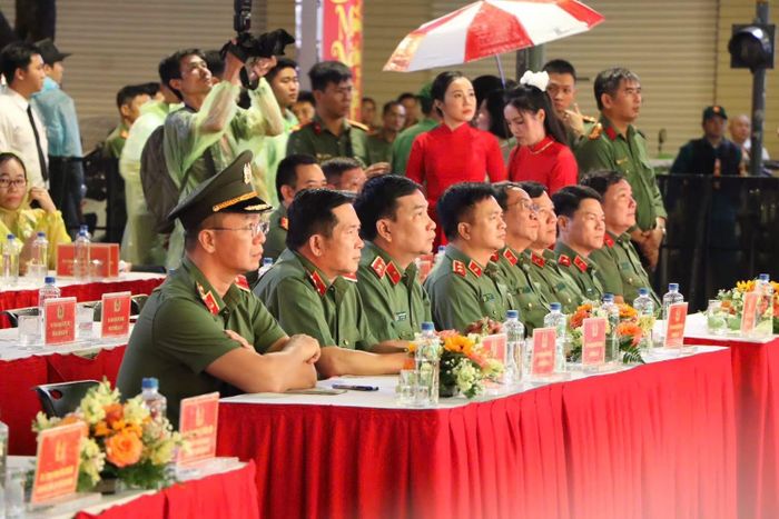 Các đồng chí lãnh đạo và đại biểu tham dự chương trình khai mạc