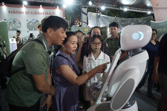 Người dân tham quan, trải nghiệm các công nghệ được trưng bày tại triển lãm