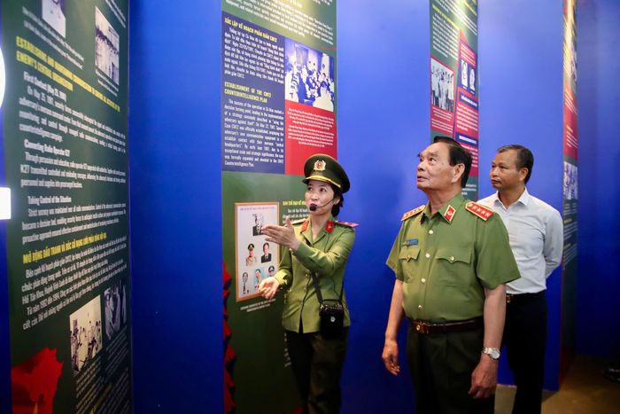 Đại tướng Lê Hồng Anh - nguyên Ủy viên Bộ Chính trị, nguyên Thường trực Ban Bí thư Trung ương Đảng, nguyên Bộ trưởng Bộ Công an tham quan triển lãm