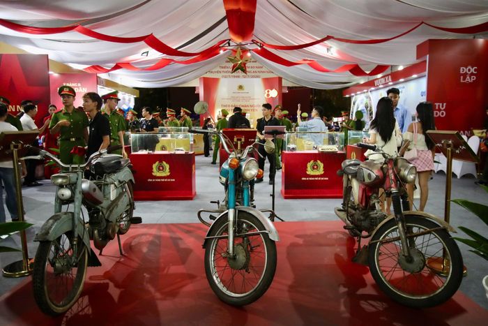 Các hiện vật được trưng bày tại triển lãm