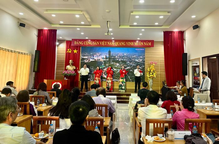 Đông đảo văn nghệ sĩ, hội viên Hội Nhà văn tham dự buổi lễ phát động