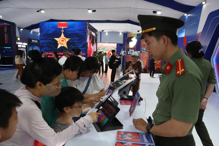 Đông đảo người dân, du khách tham quan triển lãm và trải nghiệm trong khuôn khổ chuỗi sự kiện "Tổ quốc bình yên"
