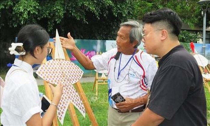 Một nghệ nhân đang giới thiệu về nghệ thuật thả diều truyền thống