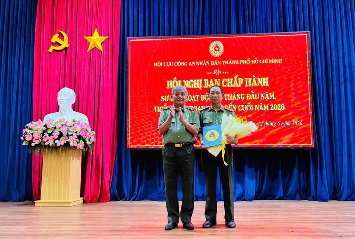 Thiếu tướng Đào Công Danh, Chủ tịch Hội Cựu CAND TPHCM trao quyết định kết nạp hội viên mới cho Đại tá Bùi Văn Thảo