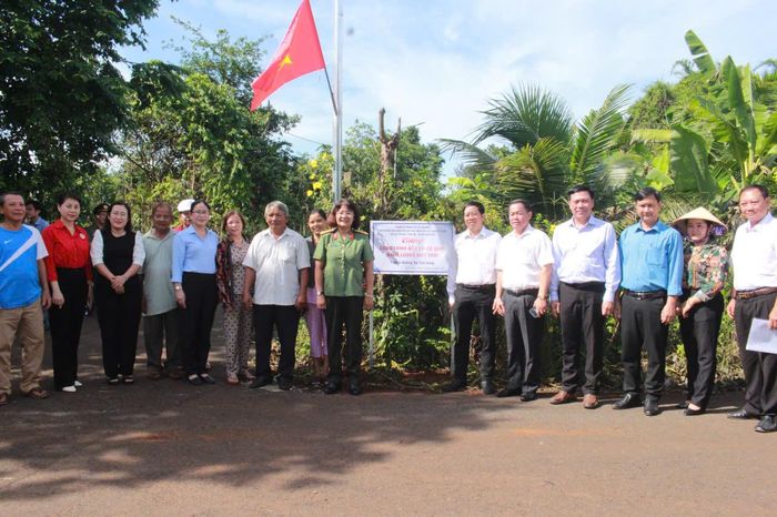 Khánh thành công trình lắp đặt hệ thống đèn chiếu sáng bằng năng lượng mặt trời tại ấp Hưng Long và ấp Tân Long
