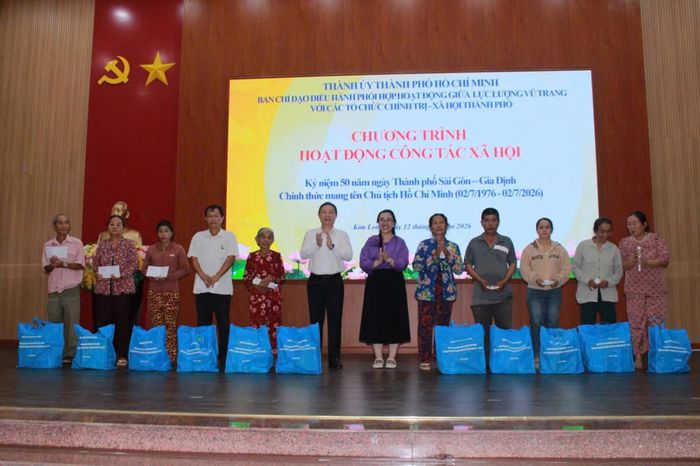 Các phần quà ý nghĩa, thiết thực được trao tặng cho các trường hợp khó khăn tại chương trình