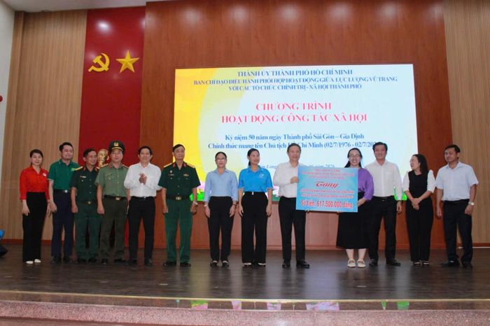 Trao số tiền hơn 617 triệu đồng của chương trình cho đại diện lãnh đạo địa phương