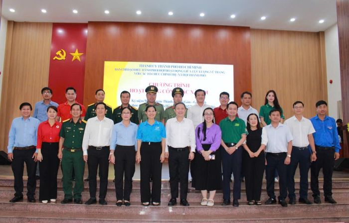 Các đại biểu chụp hình lưu niệm
