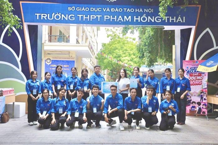 Chương trình “Tiếp sức mùa thi 2026” đã huy động gần 17.300 thùng nước, 100.000 phần quà với tổng trị giá gần 5 tỷ đồng, hỗ trợ thí sinh và phụ huynh tại gần 750 điểm thi thuộc 13 tỉnh, thành phố trên cả nước.