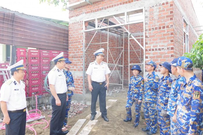 Chuẩn Đô đốc Ngô Thành Công, kiểm tra và động viên cán bộ, học viên xây nhà tại Thôn Trà Co 2.