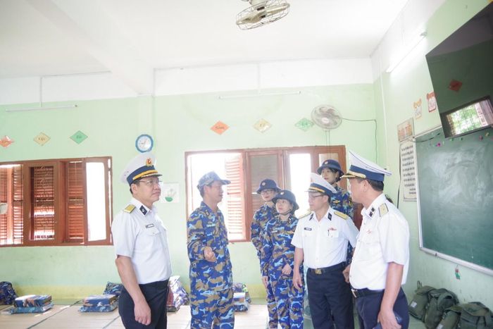Đoàn Học viện kiểm tra nơi ở và sinh hoạt của bộ đội.