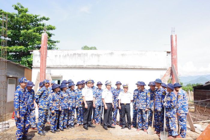 Đoàn Học viện động viên cán bộ, học viên đang xây nhà tại thôn Suối Đá.