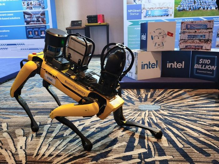 Chó robot của hãng Boston Dynamics sử dụng chip của Intel tại buổi lễ.