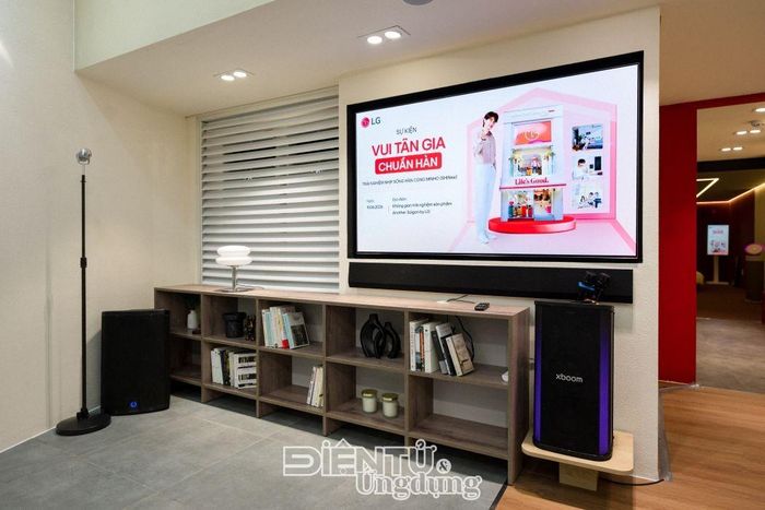Tâm điểm kết nối của phòng khách là TV LG OLED evo AI G6 và loa LG xboom Stage 501 mang đến trải nghiệm giải trí đỉnh cao. (Ảnh: LG Electronics)