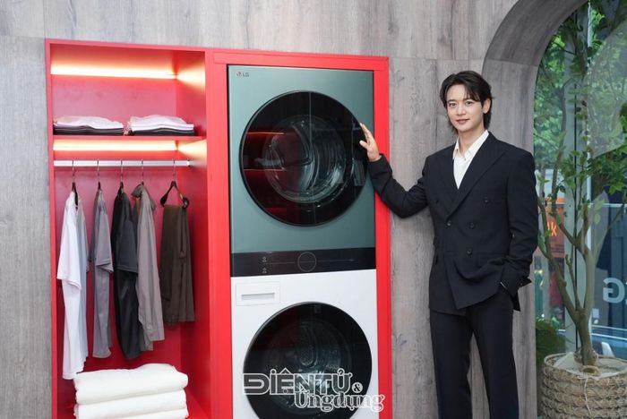  LG WashTower tự động tối ưu chu trình giặt sấy, giúp trang phục của MINHO luôn sạch thơm và được chăm sóc tối ưu. (Ảnh: LG Electronics) 