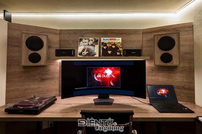  Không gian sáng tạo và làm việc của MINHO được nâng tầm với LG UltraGear OLED 5K2K và cảm hứng âm nhạc từ loa LG xboom. (Ảnh: LG Electronics) 