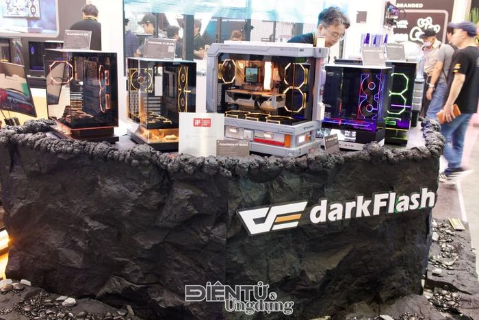 Gian hàng darkFlash tại COMPUTEX Taipei 2026 được lấy cảm hứng từ địa hình đá núi, nổi bật cùng các sản phẩm chủ lực của hãng