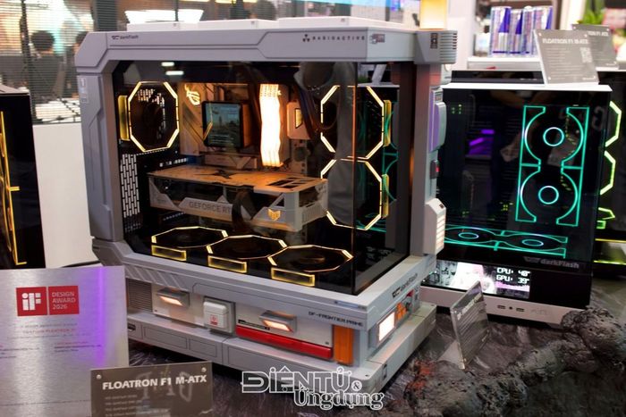 Phiên bản FLOATRON F1 ATX mang phong cách khoa học viễn tưởng, trở thành tâm điểm thu hút khách tham quan tại triển lãm