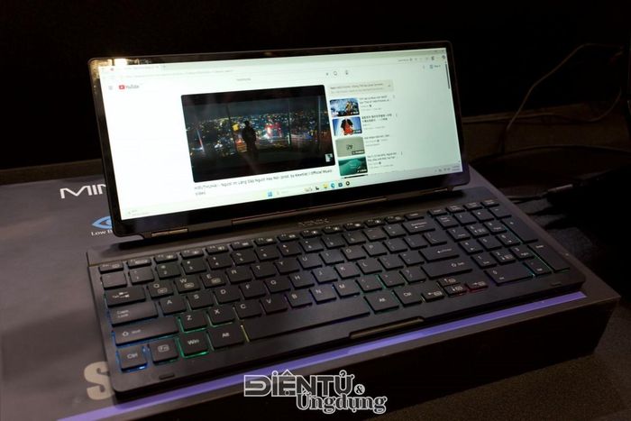 Khách tham quan trải nghiệm dòng notebook AI mới của MINIX với các giải pháp tăng tốc xử lý AI tích hợp trực tiếp trên phần cứng