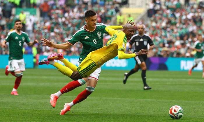Mexico (áo xanh) thắng Nam Phi. (Ảnh: Reuters)