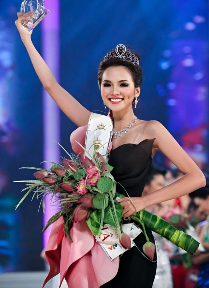 Diễm Hương đăng quang Hoa hậu Thế giới người Việt 2007.