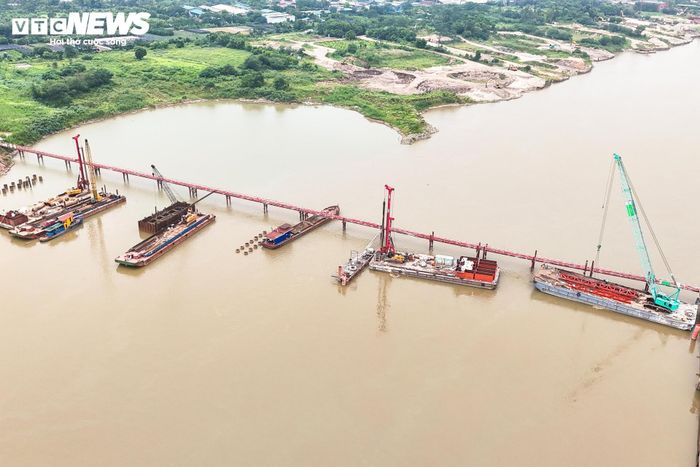 Cầu Thượng Cát được thiết kế theo kết cấu cầu dây văng với tổng chiều dài toàn tuyến hơn 5,2 km. Trong đó, phần cầu chính dài khoảng 3,9 km, riêng đoạn vượt sông Hồng dài 780 m với ba nhịp lớn. Hệ thống đường dẫn hai đầu cầu dài khoảng 1,3 km, bảo đảm kết nối đồng bộ với hạ tầng giao thông hiện hữu.
