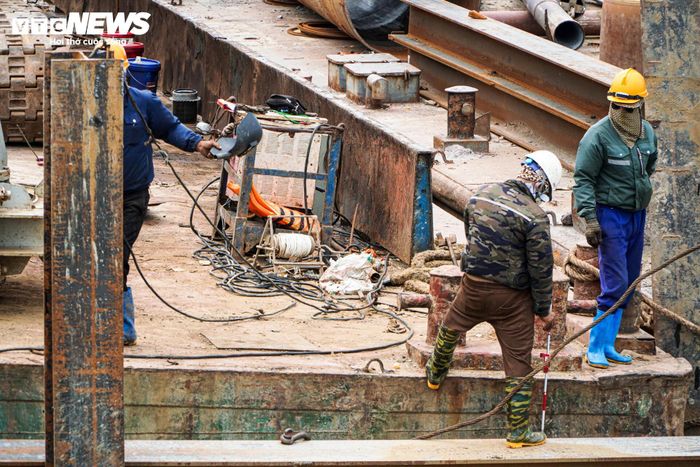 Ghi nhận của PV Báo Điện tử VTC News những ngày giữa tháng 6, hàng trăm công nhân cùng nhiều máy móc, thiết bị chuyên dụng đang được huy động để triển khai đồng loạt nhiều hạng mục.