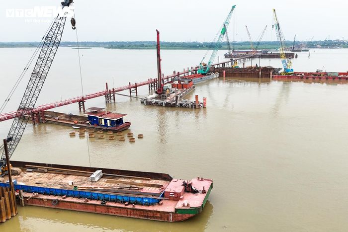 Ông Hùng cho biết thêm cầu Thượng Cát là công trình cầu dây văng áp dụng nhiều công nghệ thi công hiện đại. Tuy nhiên, việc xây dựng các trụ cầu với phần móng nằm sâu khoảng 20 m dưới mặt nước khiến quá trình thi công gặp không ít khó khăn.