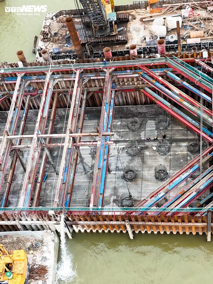 Đây được xem là hạng mục phức tạp và có ý nghĩa quyết định đối với tiến độ dự án. Đến nay, cả ba vị trí trụ tháp đã hoàn thành công tác khoan cọc nhồi. Các đơn vị đang tập trung thi công phần bệ trụ, chuẩn bị cho các bước tiếp theo. Theo kế hoạch, ba trụ tháp chính sẽ hoàn thành trong tháng 8/2026.