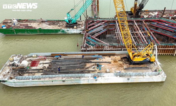 Nổi bật nhất là khu vực thi công ba trụ tháp chính giữa sông Hồng, nơi các kết cấu quan trọng của cây cầu đang từng bước hiện rõ.