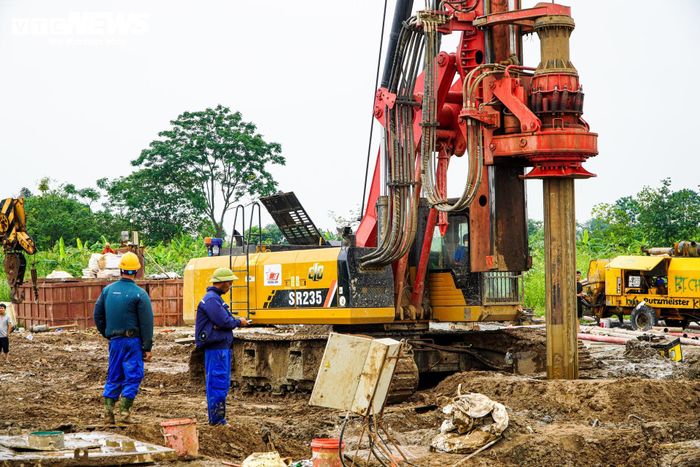 Ông Trần Mạnh Hùng, Giám đốc điều hành gói thầu xây lắp tại cầu Thượng Cát, cho biết hiện công trường đang tổ chức thi công theo phương án "3 ca, 4 kíp" để bảo đảm tiến độ. Theo ông Hùng, các mũi thi công đang tập trung vào các hạng mục như cọc khoan nhồi, bê tông trụ và đúc dầm. Do thời tiết nắng nóng kéo dài, đơn vị thi công đã bố trí khu vực nghỉ ngơi cho công nhân, đồng thời điều chỉnh thời gian làm việc phù hợp để bảo đảm sức khỏe người lao động nhưng vẫn đáp ứng yêu cầu tiến độ.