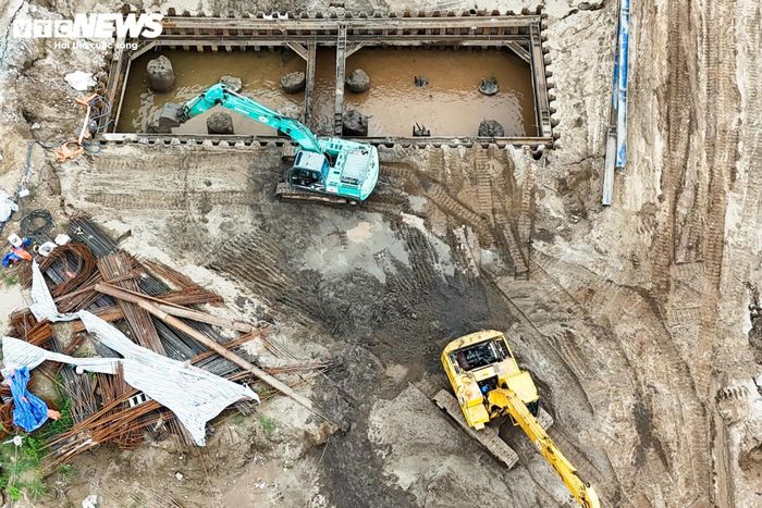 Tại khu vực đầu cầu phía xã Thiên Lộc, hệ thống trụ cầu cạn cũng đang dần thành hình. Nhiều mũi thi công được triển khai đồng thời nhằm tận dụng điều kiện thời tiết thuận lợi và đẩy nhanh tiến độ trước mùa mưa lũ.