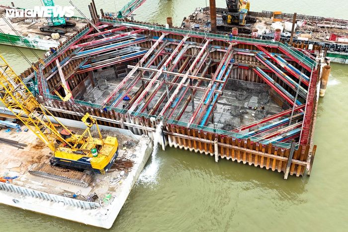 Theo thiết kế, cầu Thượng Cát có ba trụ tháp chính. Mỗi trụ được xây dựng trên nền móng gồm 36 cọc khoan nhồi đường kính 2 m. Các hố móng được thi công ở độ sâu khoảng 20 m so với mặt nước.