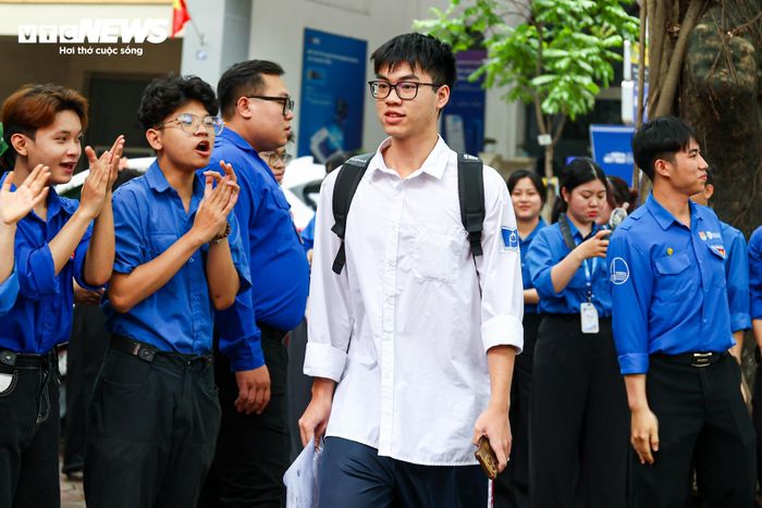 Tại điểm thi THPT Phan Đình Phùng (phường Ba Đình), thí sinh tự tin bước vào phòng thi trong sự động viên, cổ vũ của phụ huynh và lực lượng thanh niên tình nguyện.