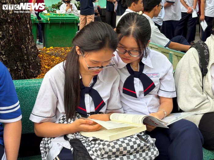 Em Hoàng Lâm Duy, học sinh Trường THPT Thanh, cho biết sau khi hoàn thành hai môn thi trong ngày đầu tiên, tâm lý của em khá thoải mái và tự tin khi bước vào ngày thi các môn tự chọn. "Em đăng ký dự thi hai môn Sinh học và Lịch sử. Đây đều là những môn em khá tự tin, nhưng không nằm trong tổ hợp xét tuyển đại học vì vậy em cũng cảm thấy khá thoải mái”, Duy nói.