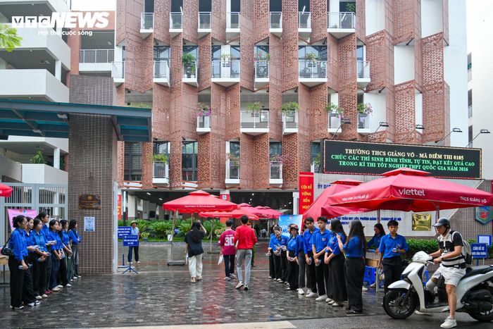 Hà Nội có mưa nhỏ buổi sáng. Nhiều thí sinh có mặt tại điểm thi THCS Giảng Võ (phường Giảng Võ) từ 6h sáng.