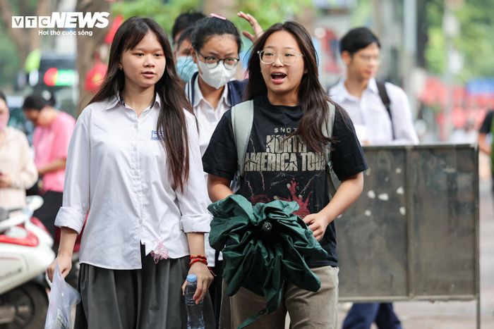 Sáng 12/6, hơn 129.000 thí sinh Hà Nội bước vào hai môn thi tự chọn, chặng cuối cùng của Kỳ thi tốt nghiệp THPT năm 2026.