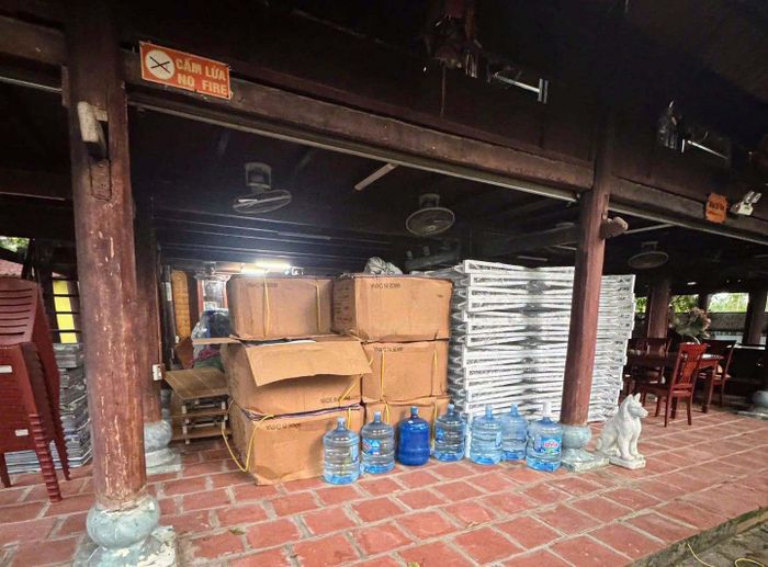 Hàng trăm bộ bàn ghế, giường tầng, đệm ngủ và nhiều phương tiện phục vụ hoạt động tập trung quy mô lớn.