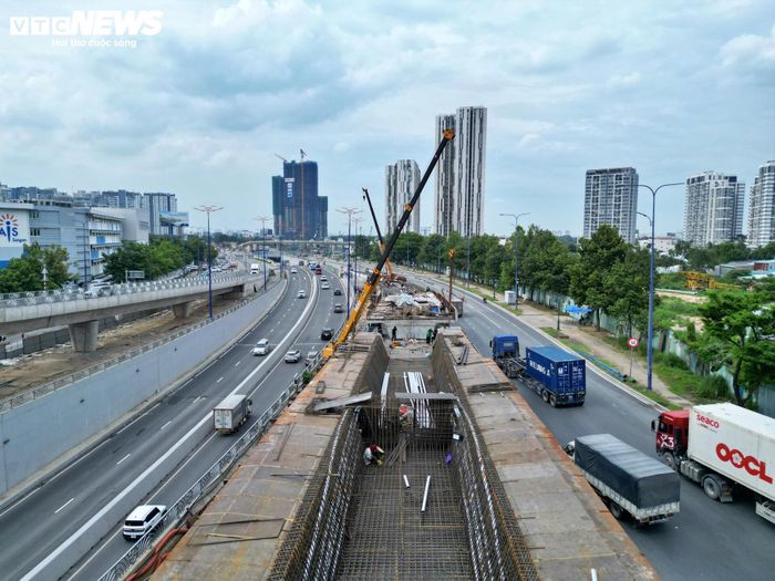 Trên công trường đơn vị thi công đang tập trung hoàn thiện phần nhịp dẫn và các hạng mục kỹ thuật, phấn đấu hoàn thành để thông xe vào cuối tháng 6.