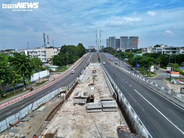 Để bảo đảm tiến độ, nhiều hạng mục được tổ chức thi công xuyên đêm, huy động tối đa nhân lực và thiết bị.